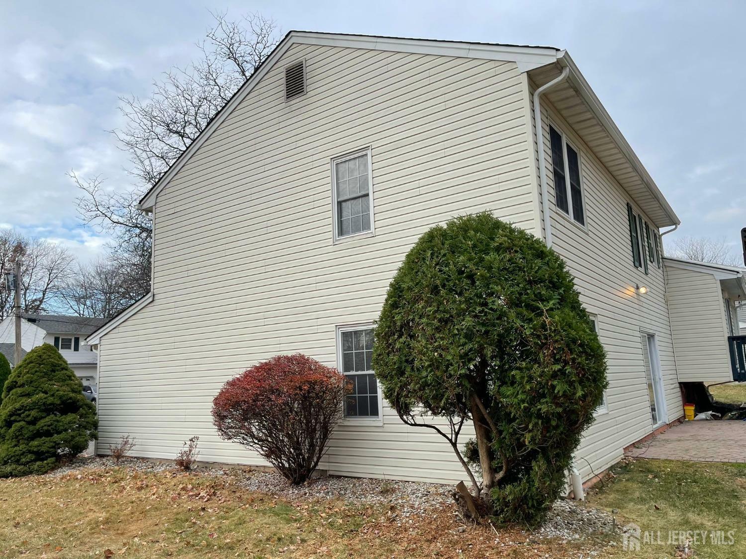 Property Photo:  47 Lynnwood Road  NJ 08820 