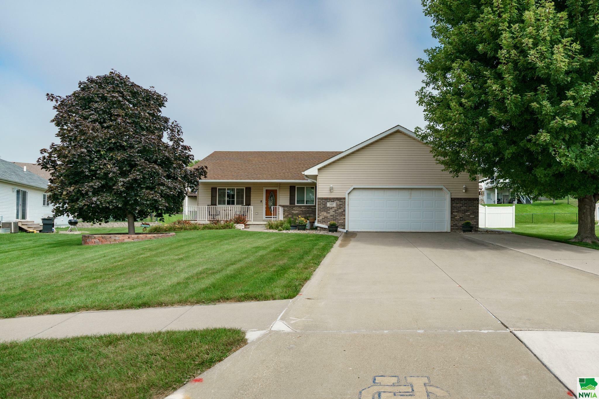 Property Photo:  507 Manchester Cir  IA 51103 