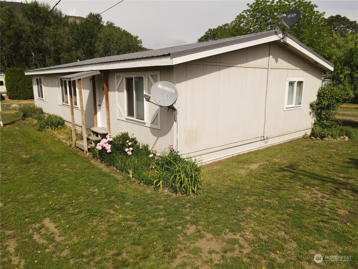 Property Photo:  1005  2nd Avenue  WA 98844 