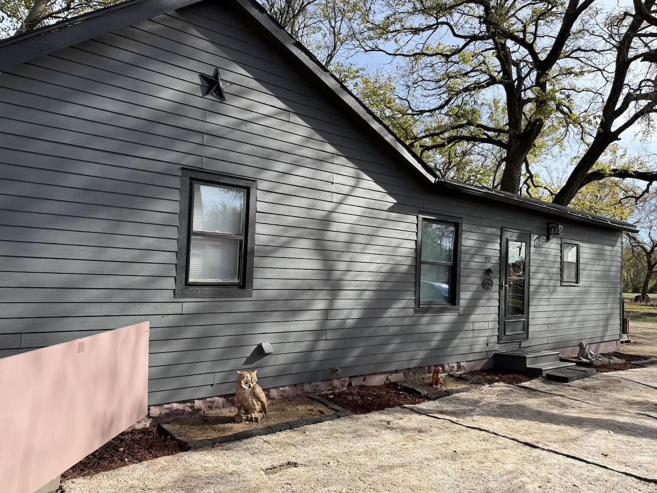 Property Photo:  912 W Lincoln Ave  KS 67152-3335 