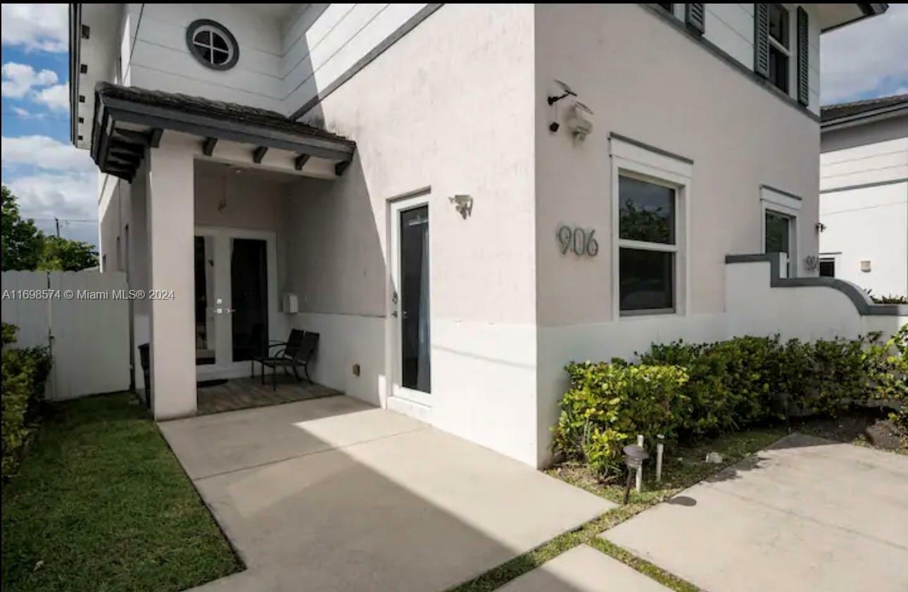 Property Photo:  906 SW 65th Ave  FL 33144 