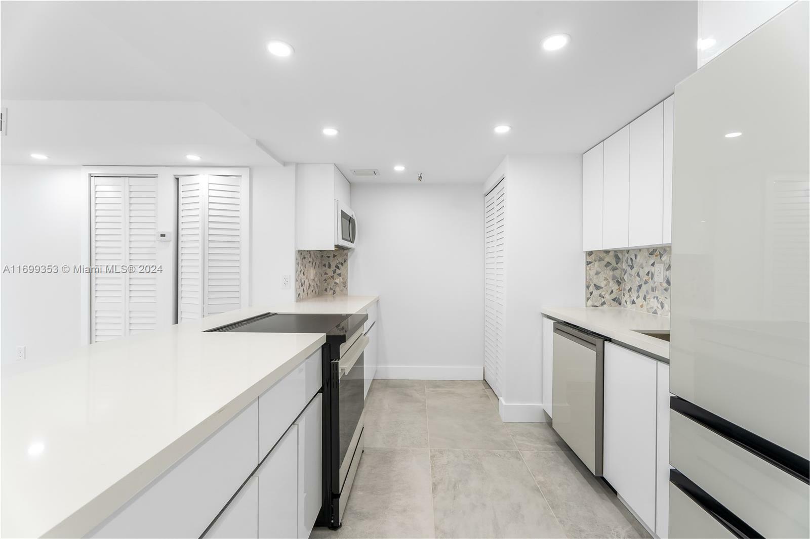 Property Photo:  2457 Collins Ave 306  FL 33140 