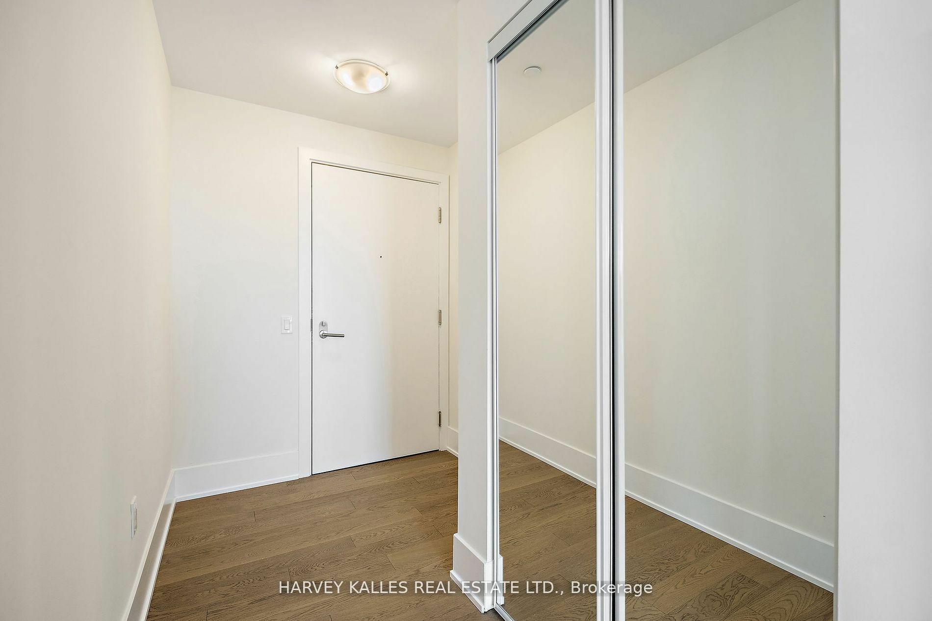 Property Photo:  28 Freeland St 6005  ON M5E 0E3 