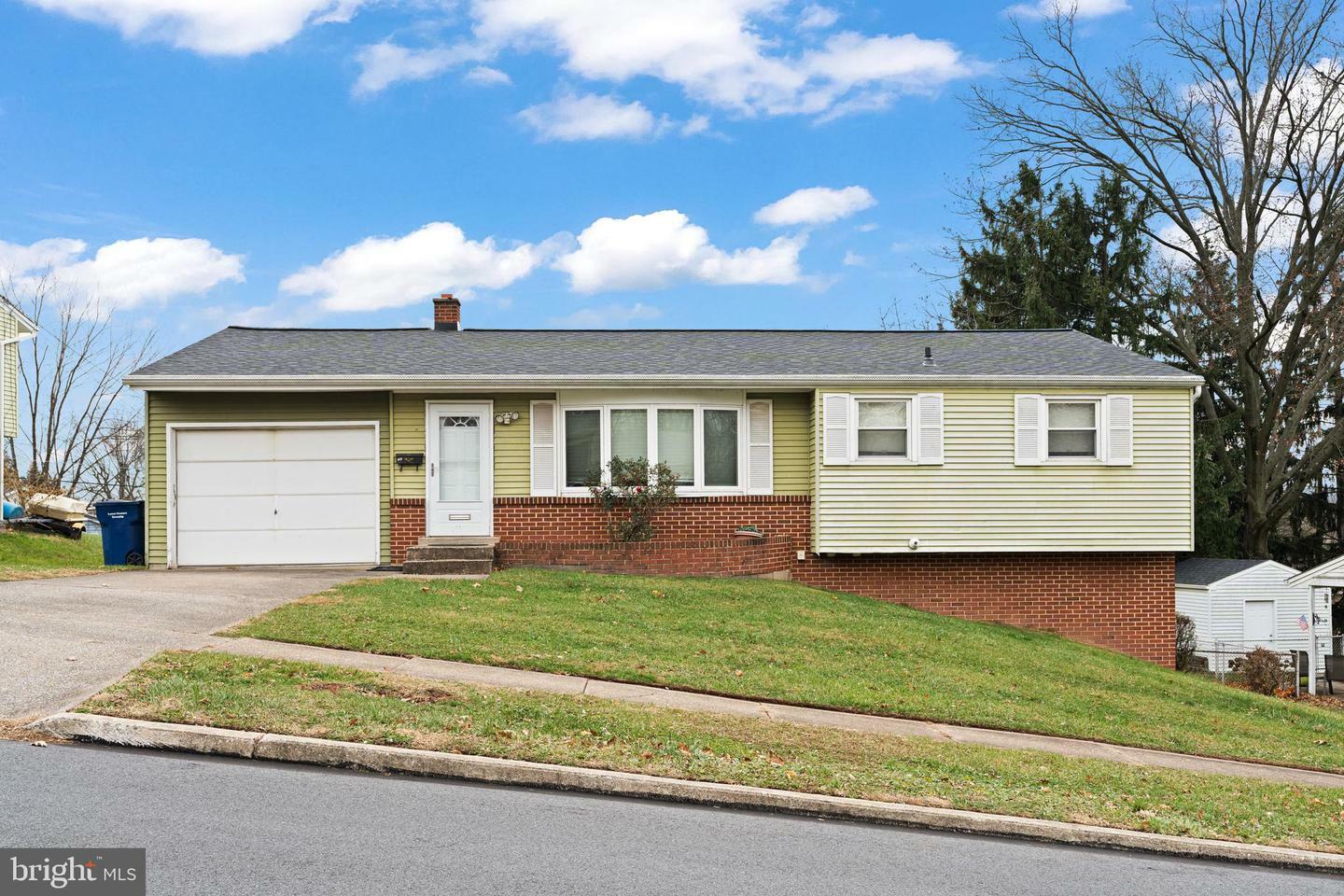 Property Photo:  20 Heatherland Road  PA 17057 