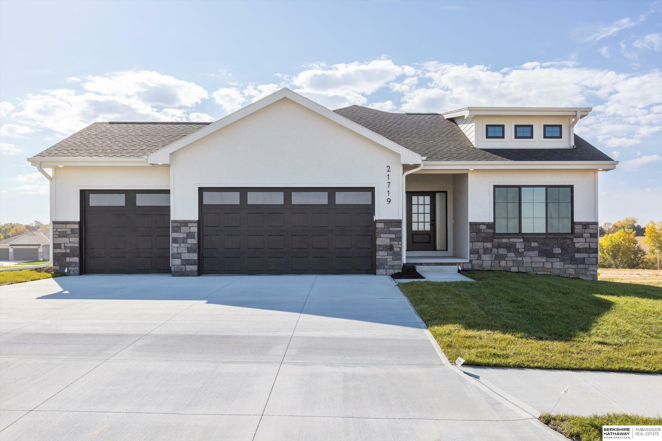 Property Photo: 21719 Glenmore Drive NE 68028
