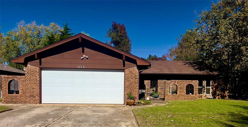 Property Photo: 1715 Lancaster Circle OK 73069