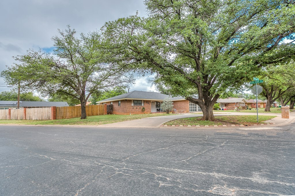 Property Photo:  201 Westwood Dr  TX 76901 