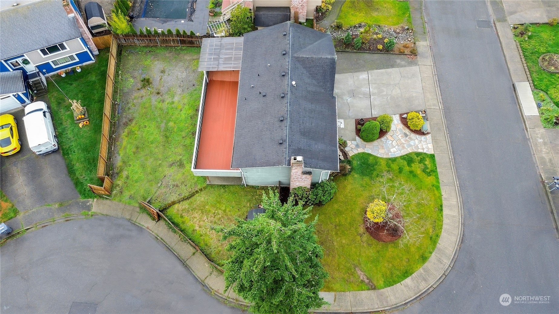 Property Photo:  1327 S 275th Place  WA 98198 