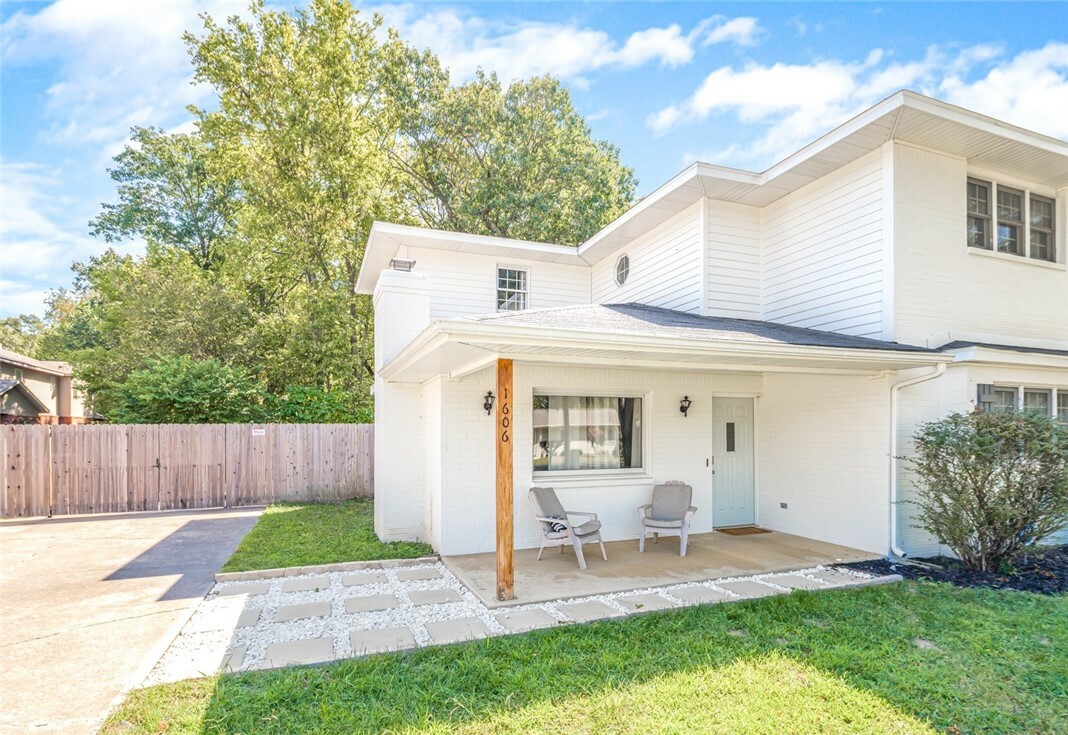 Property Photo: 1606 Oakwood Avenue AR 72712