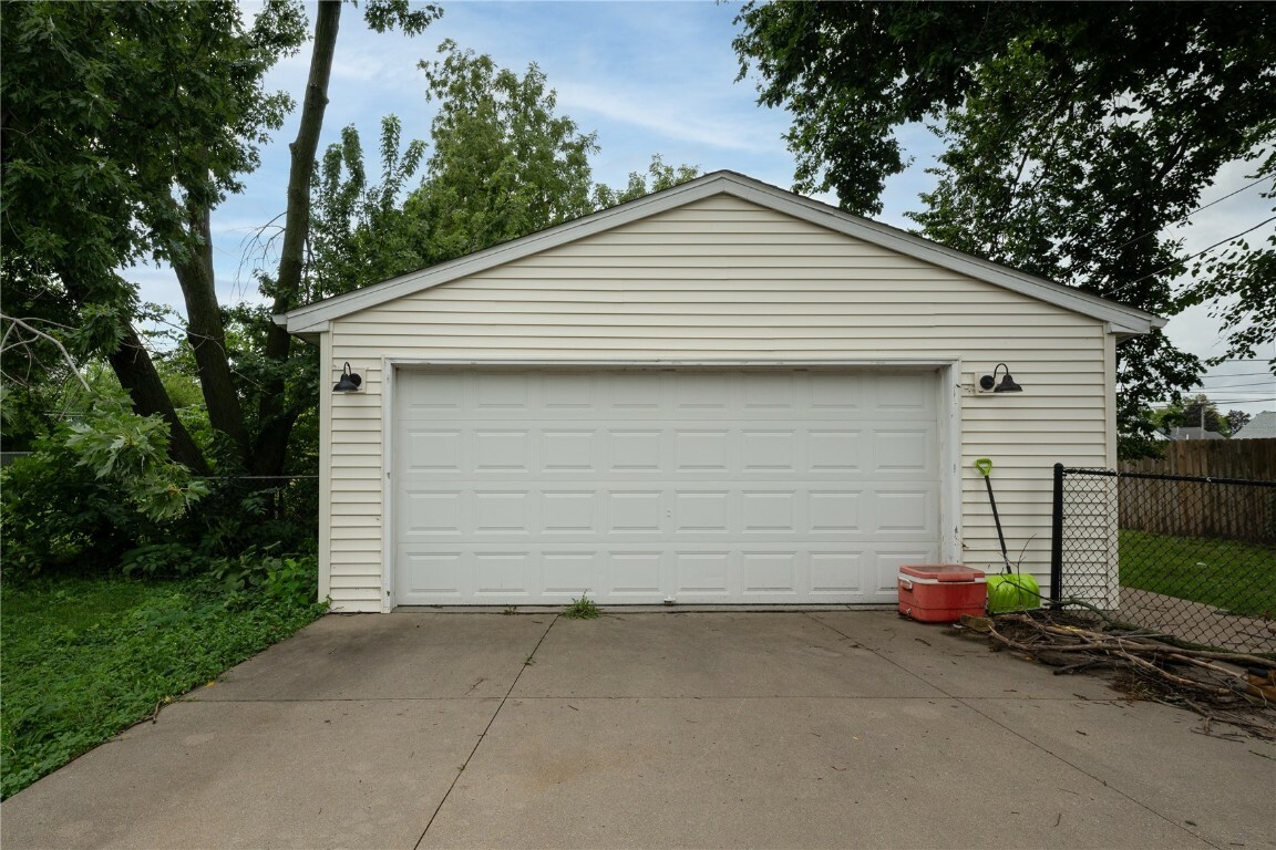 Property Photo:  511 34th NE  IA 52402 