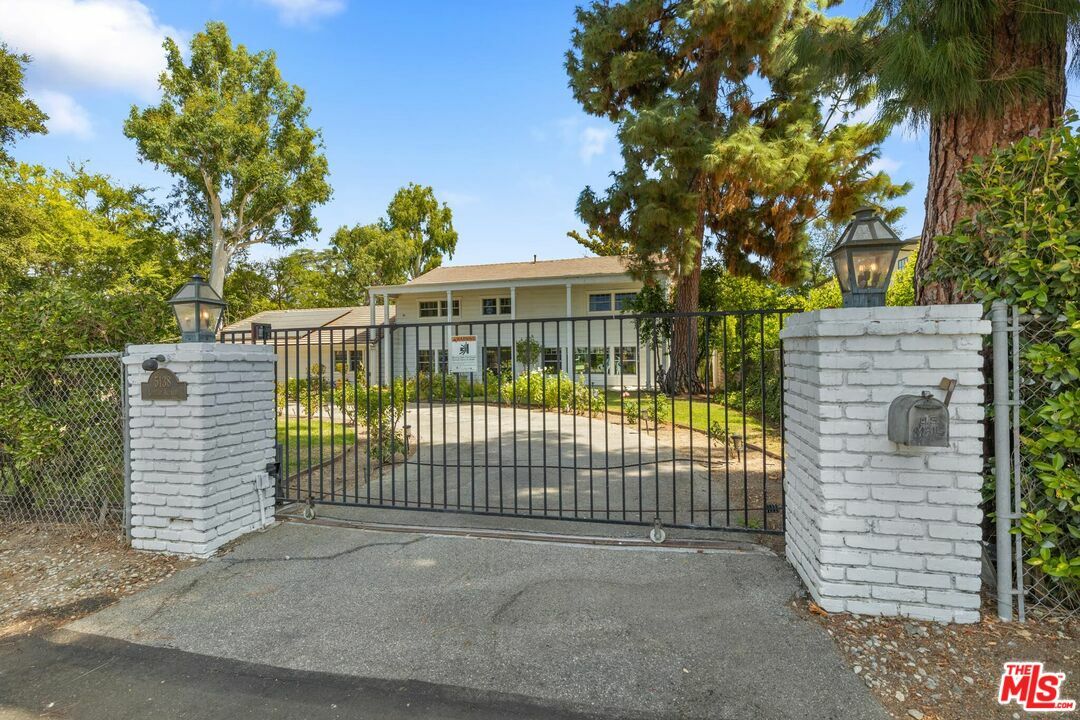 Property Photo:  5138   Louise Ave  CA 91316 