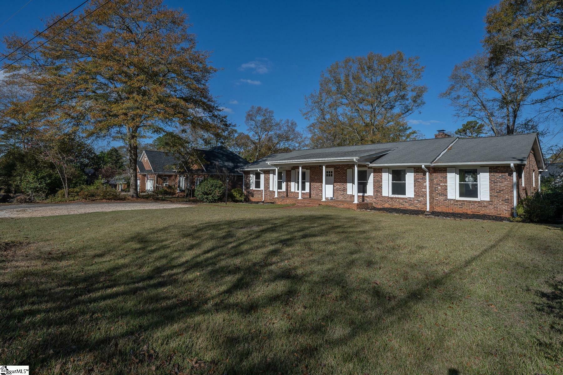 Property Photo: 206 Westminster Drive SC 29670