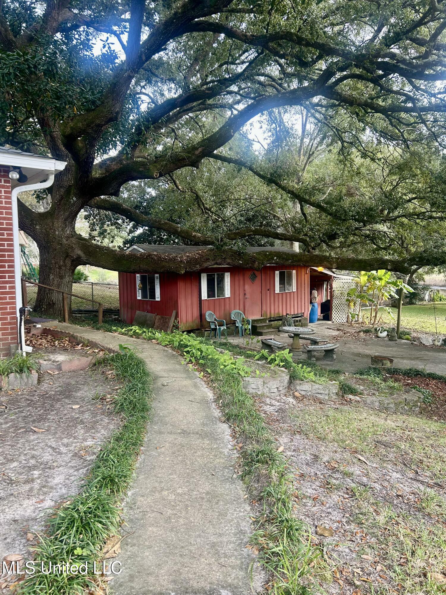 Property Photo:  1700 Seacliffe Drive  MS 39553 