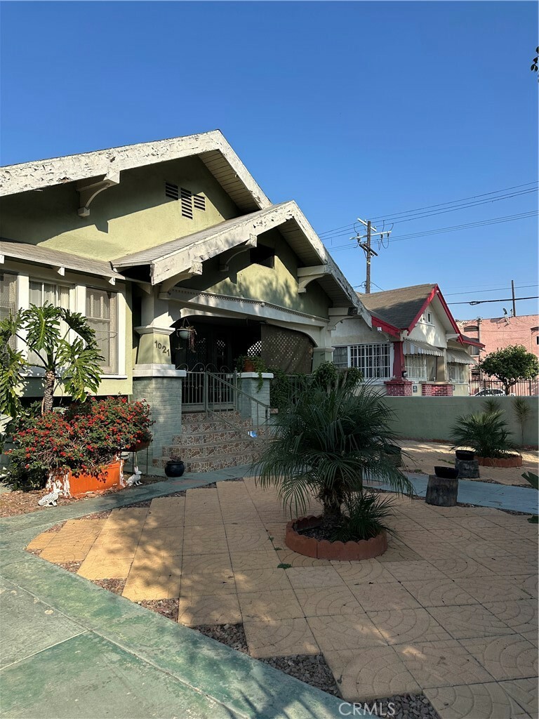 Property Photo:  1021 W 48th Street  CA 90037 