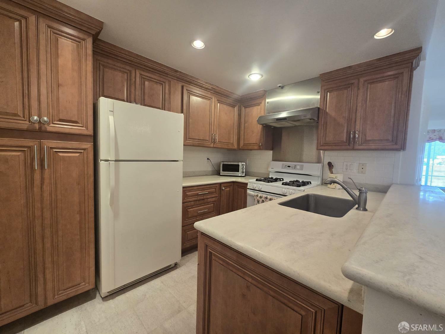 Property Photo:  1001 Arlington Lane 276  CA 94014 