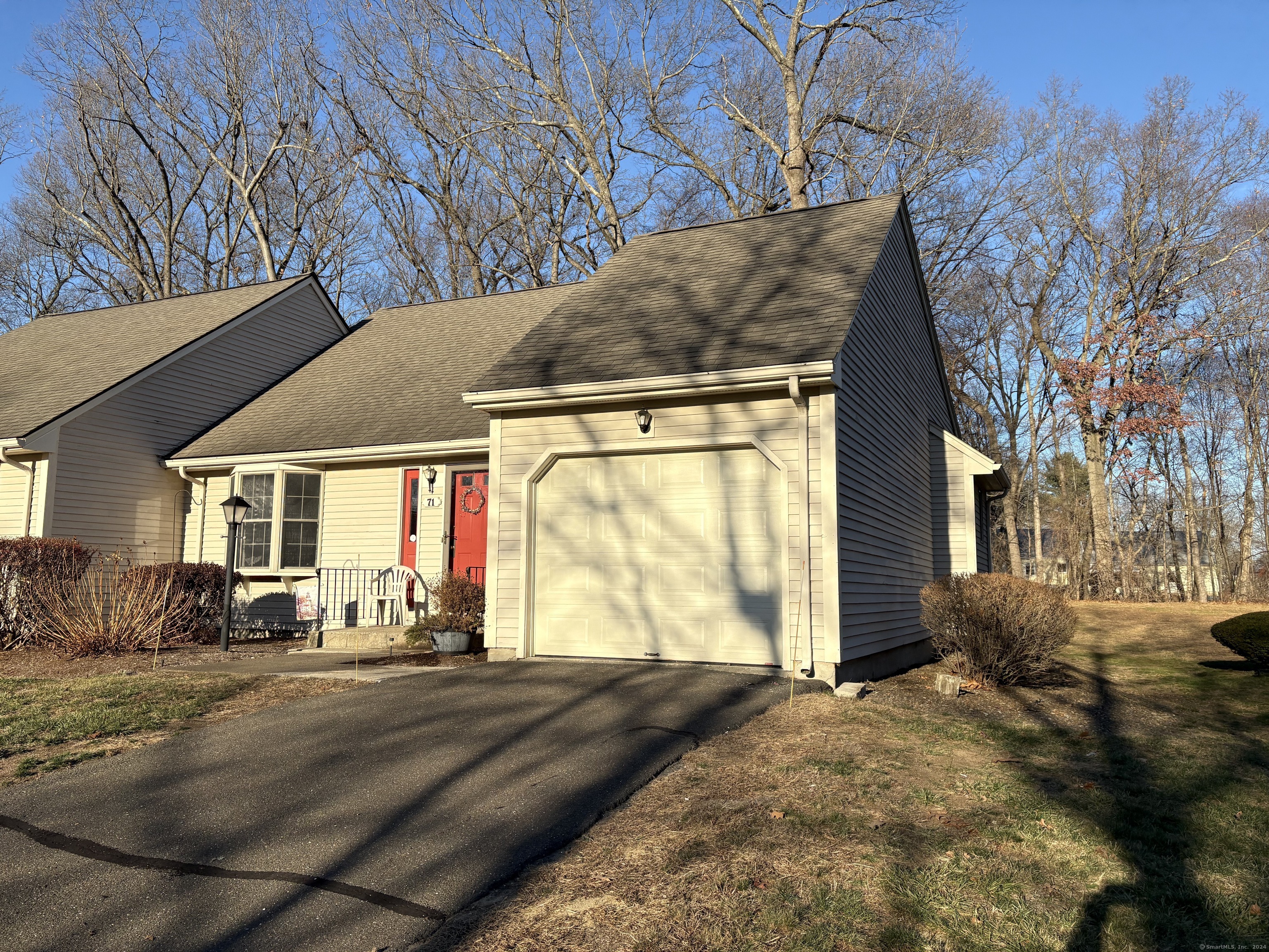 Property Photo:  71 Carriage House 71  CT 06082 