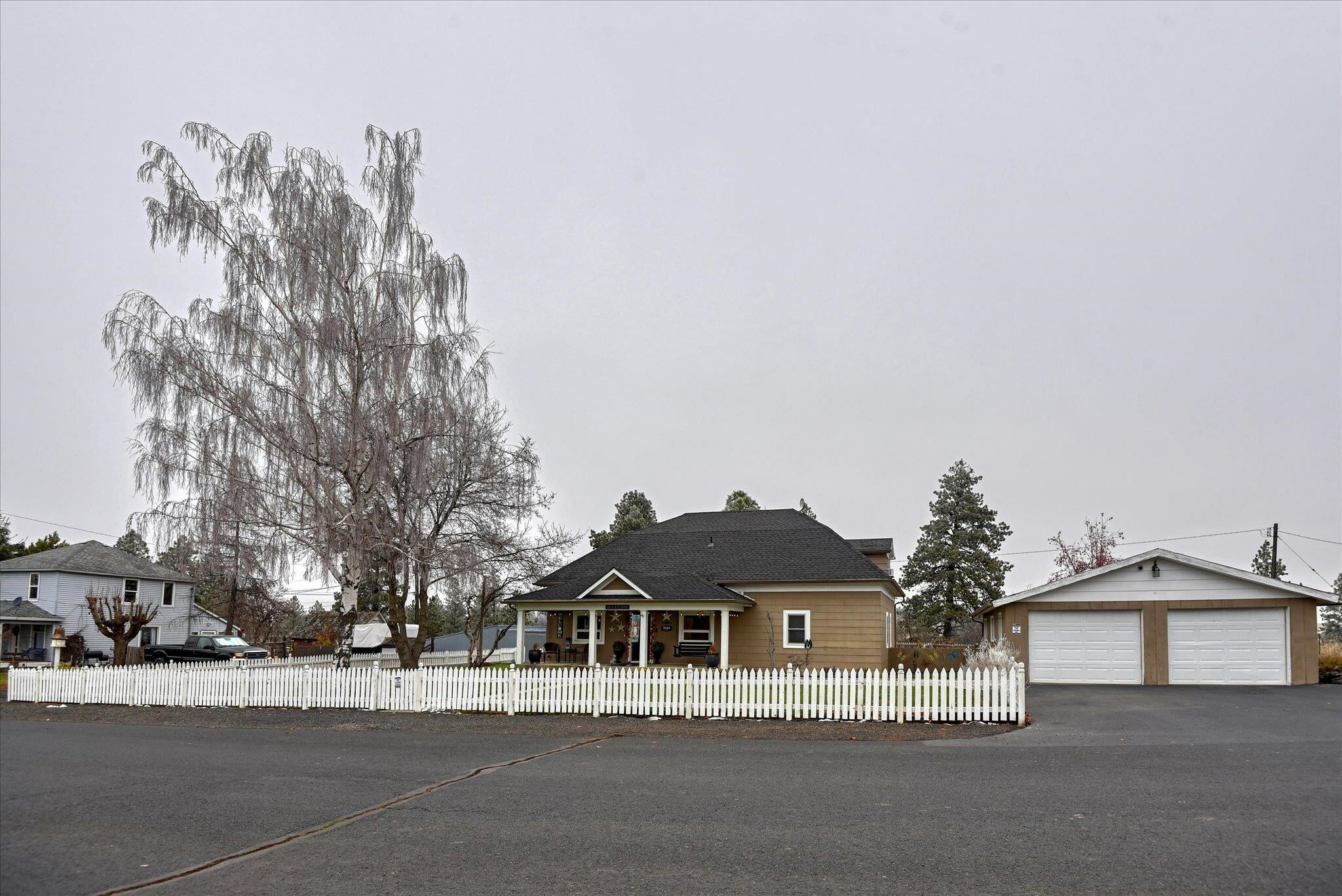 Property Photo:  500 E Bluff St  WA 99161 