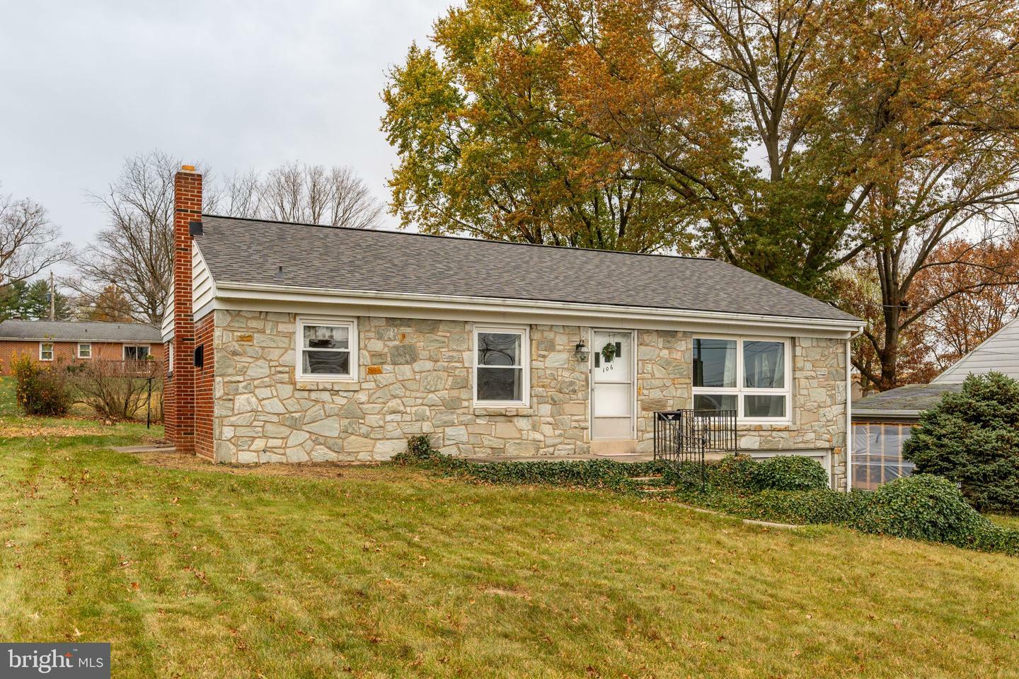 Property Photo:  106 E End Avenue  PA 17501 