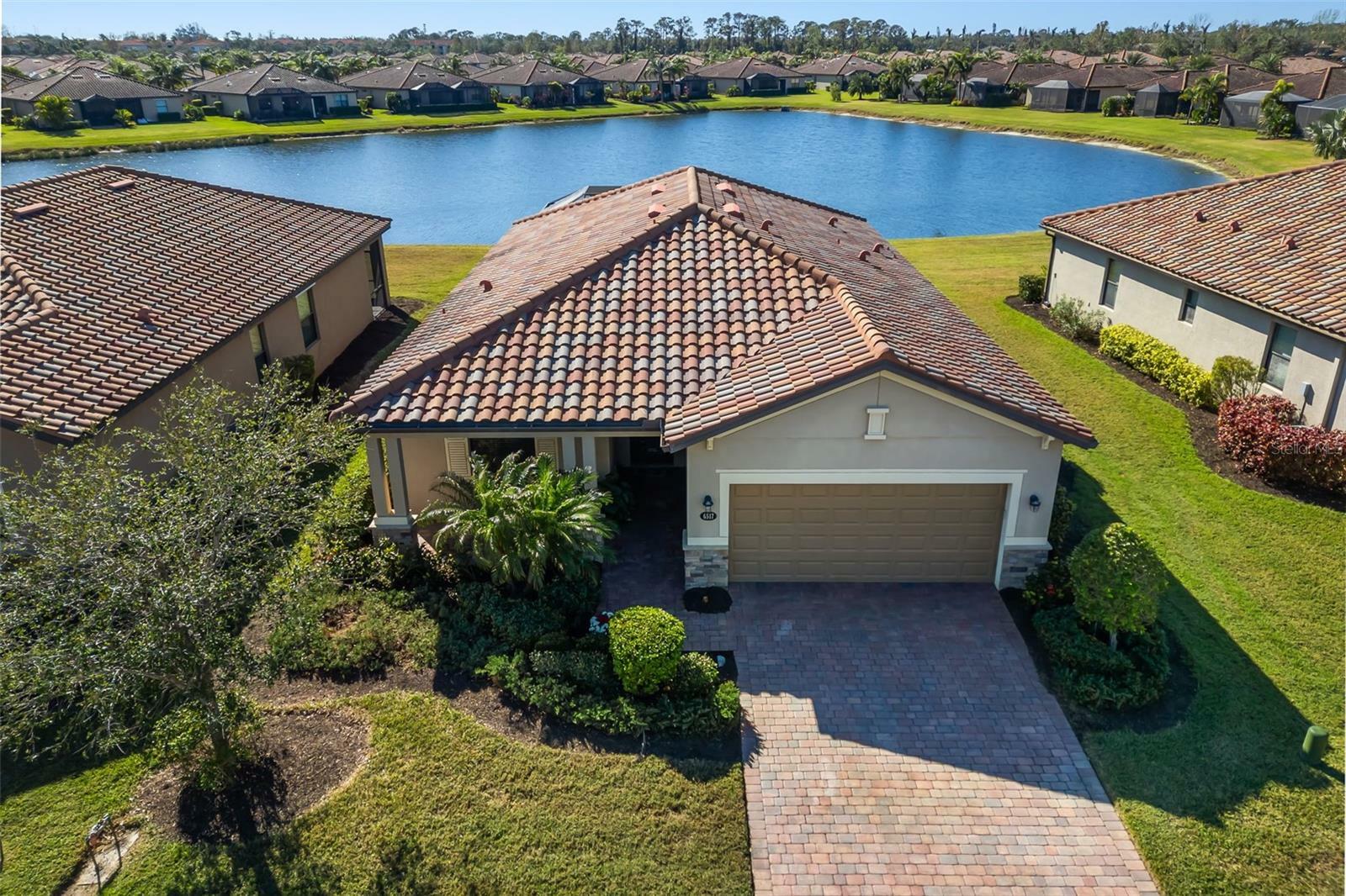 Property Photo: 6517 Willowshire Way FL 34212
