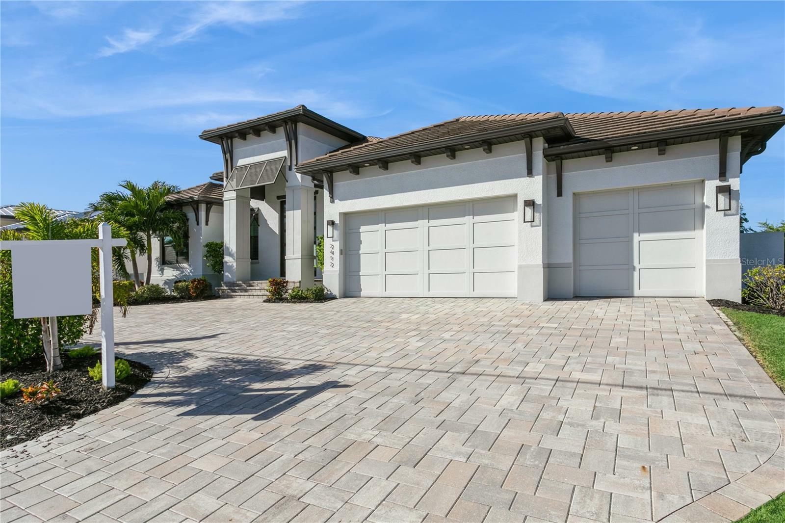 Property Photo:  2412 Magdalina Drive  FL 33950 