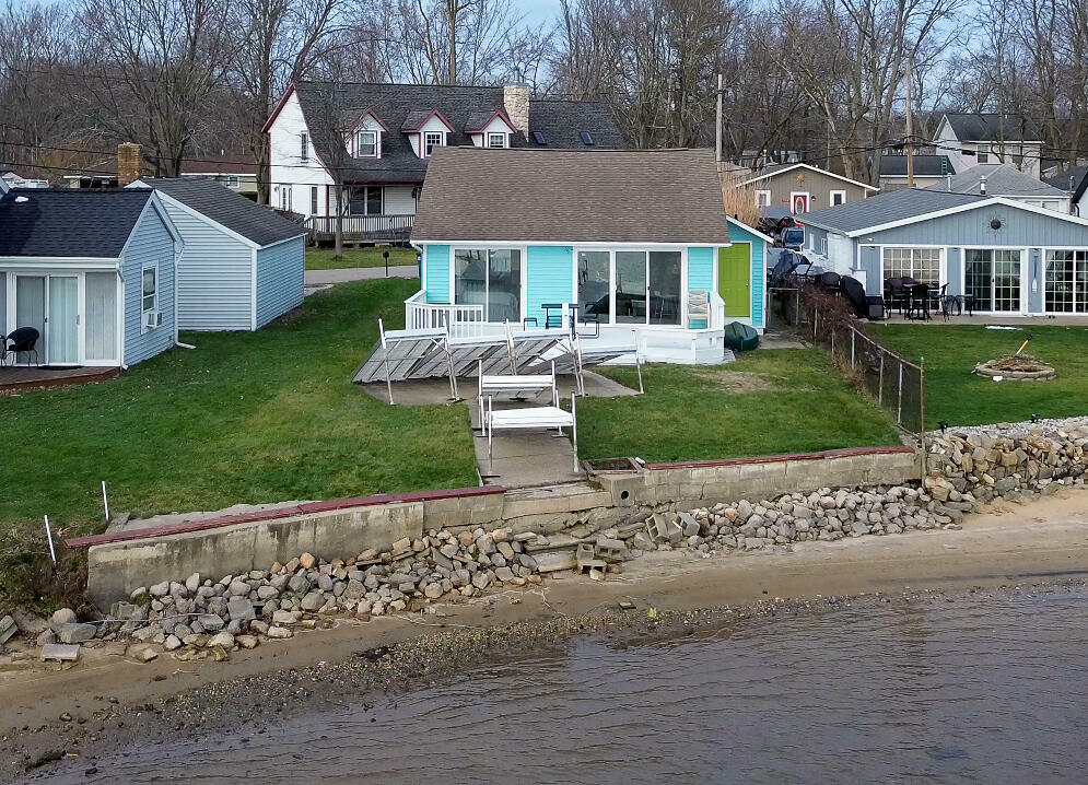 Property Photo:  141 Lakeshore Boulevard  MI 49444 