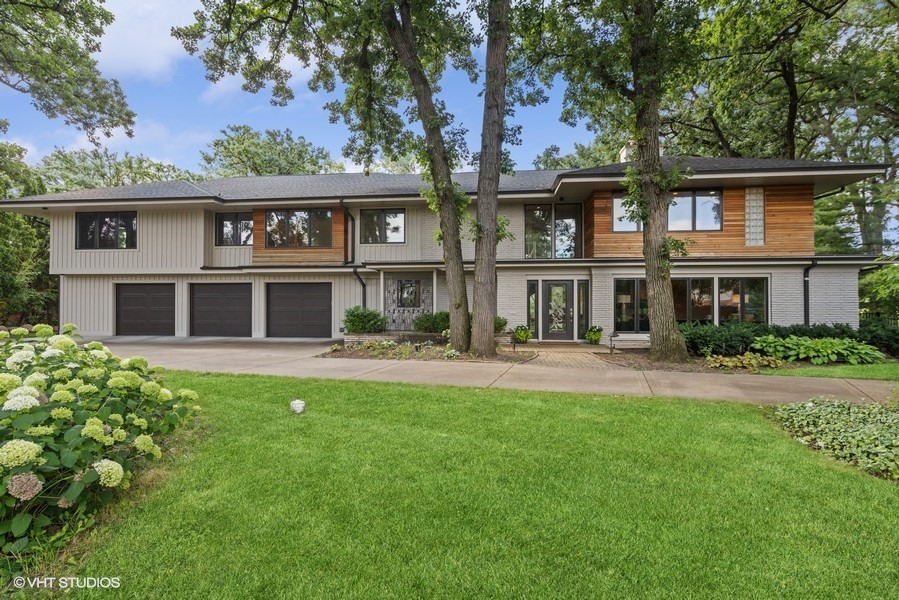 Property Photo: 31 Baybrook Lane IL 60523
