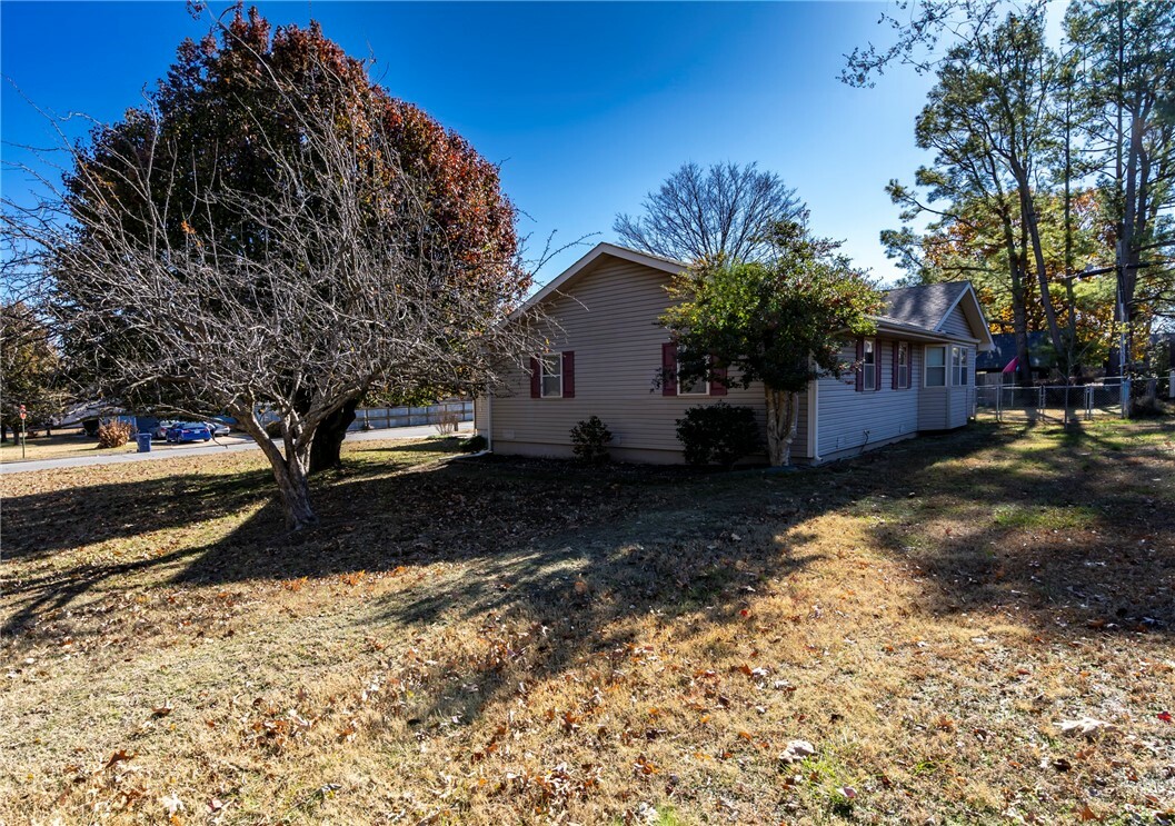 Property Photo:  2202 W Harvard Street  AR 72761 