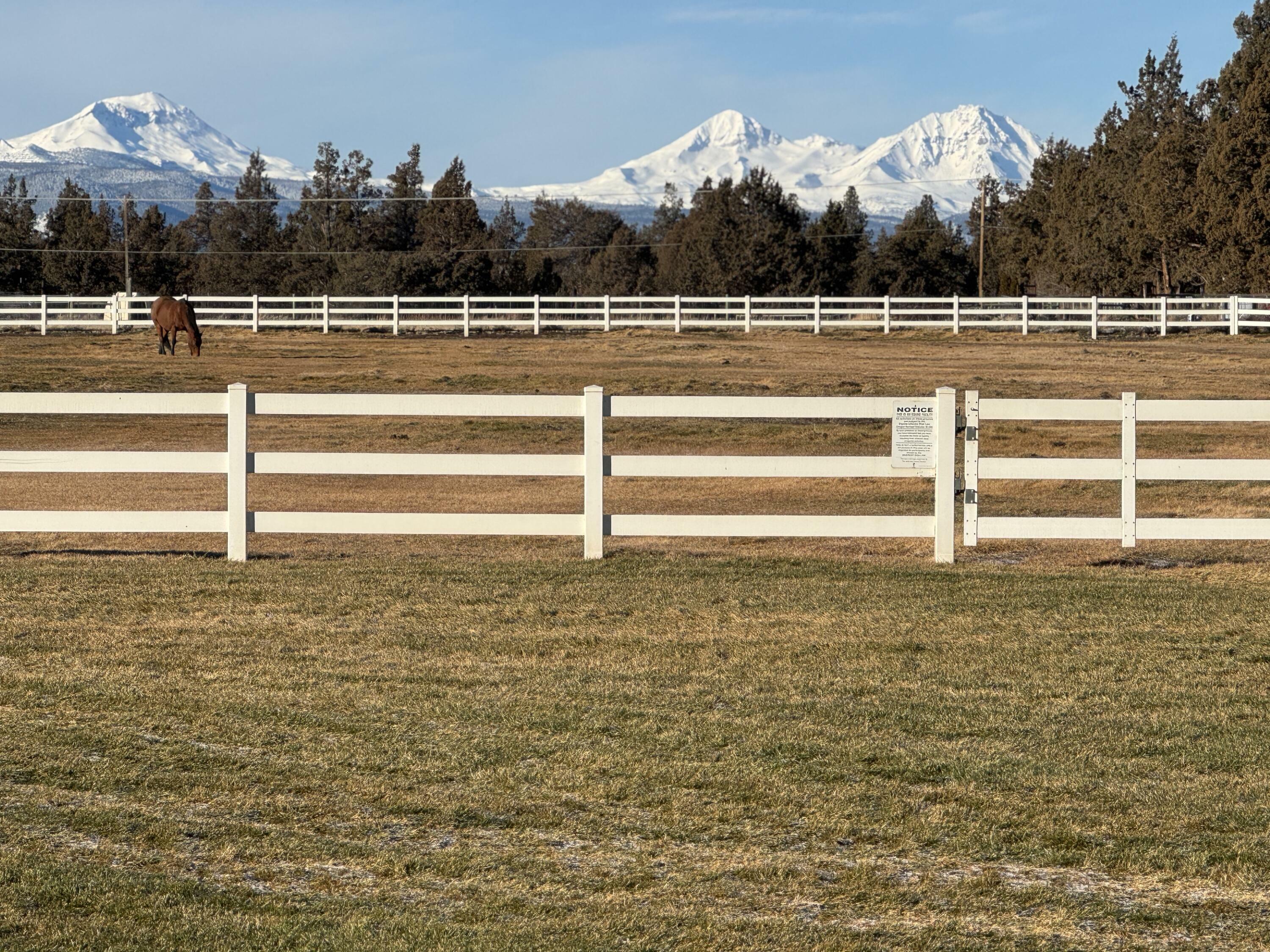 Property Photo:  63990 Deschutes Market Road  OR 97701 