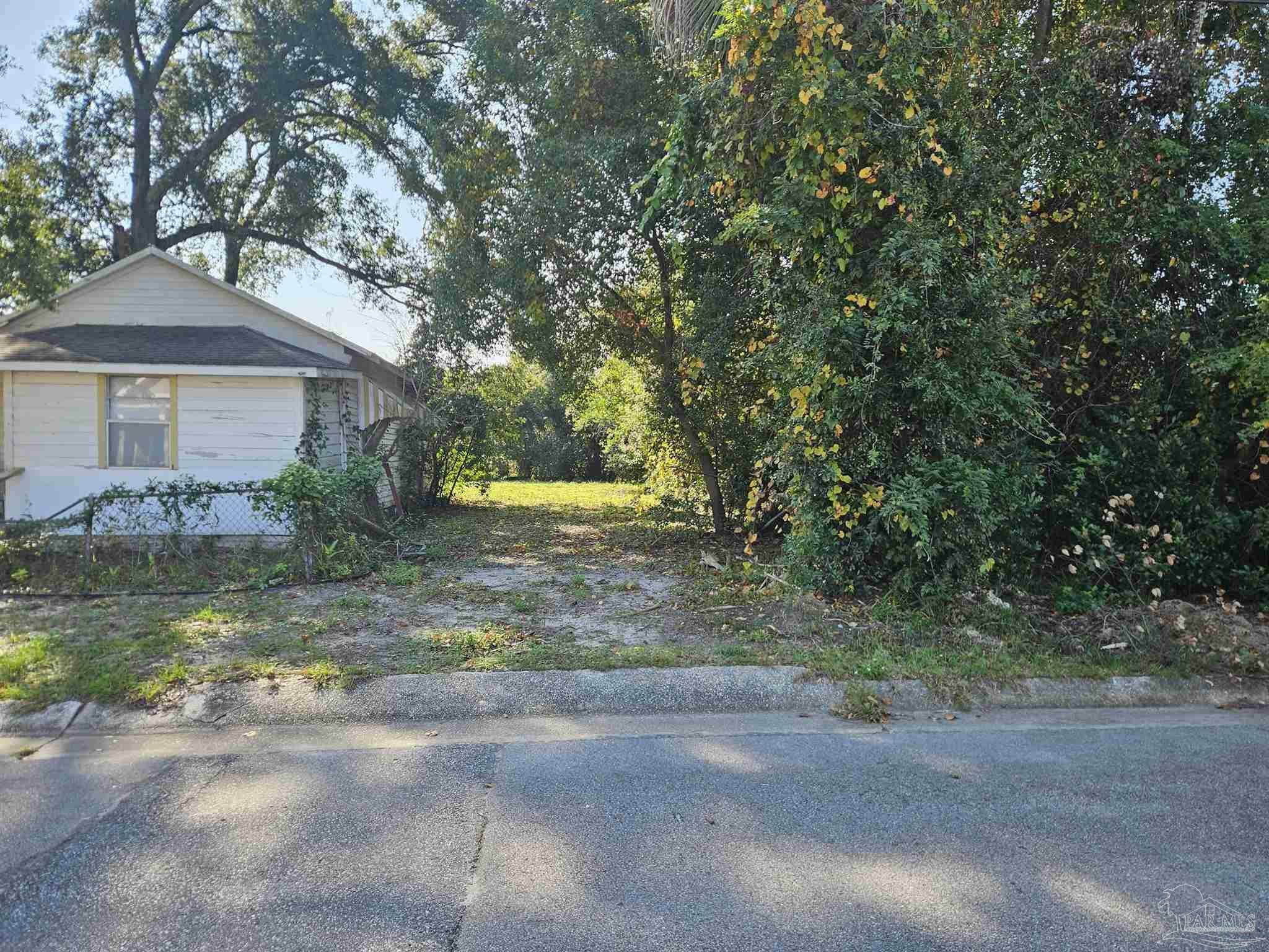 Property Photo:  1207 W Zarragossa St  FL 32502 