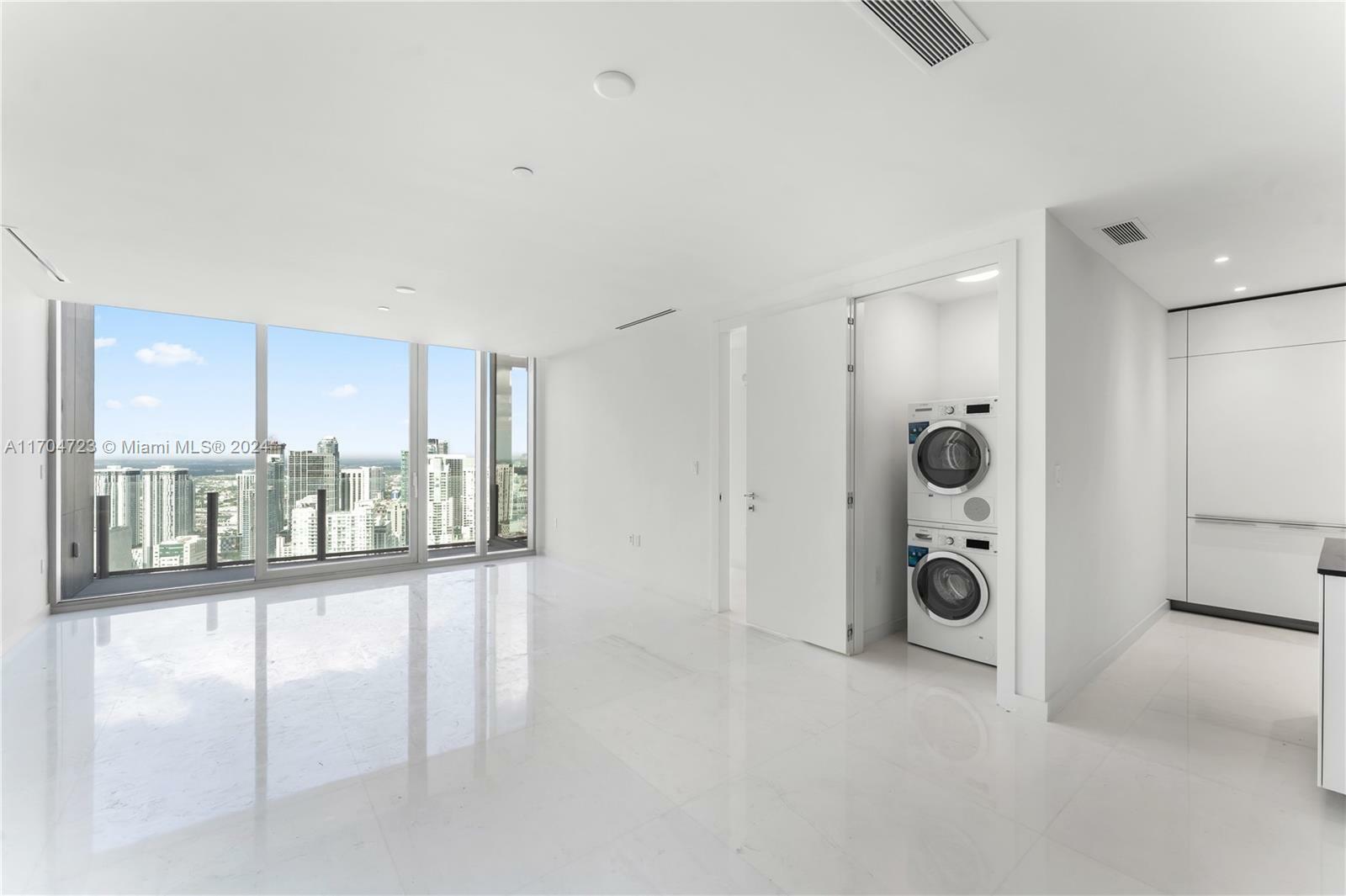 Property Photo:  300 Biscayne Blvd Way 5209  FL 33131 