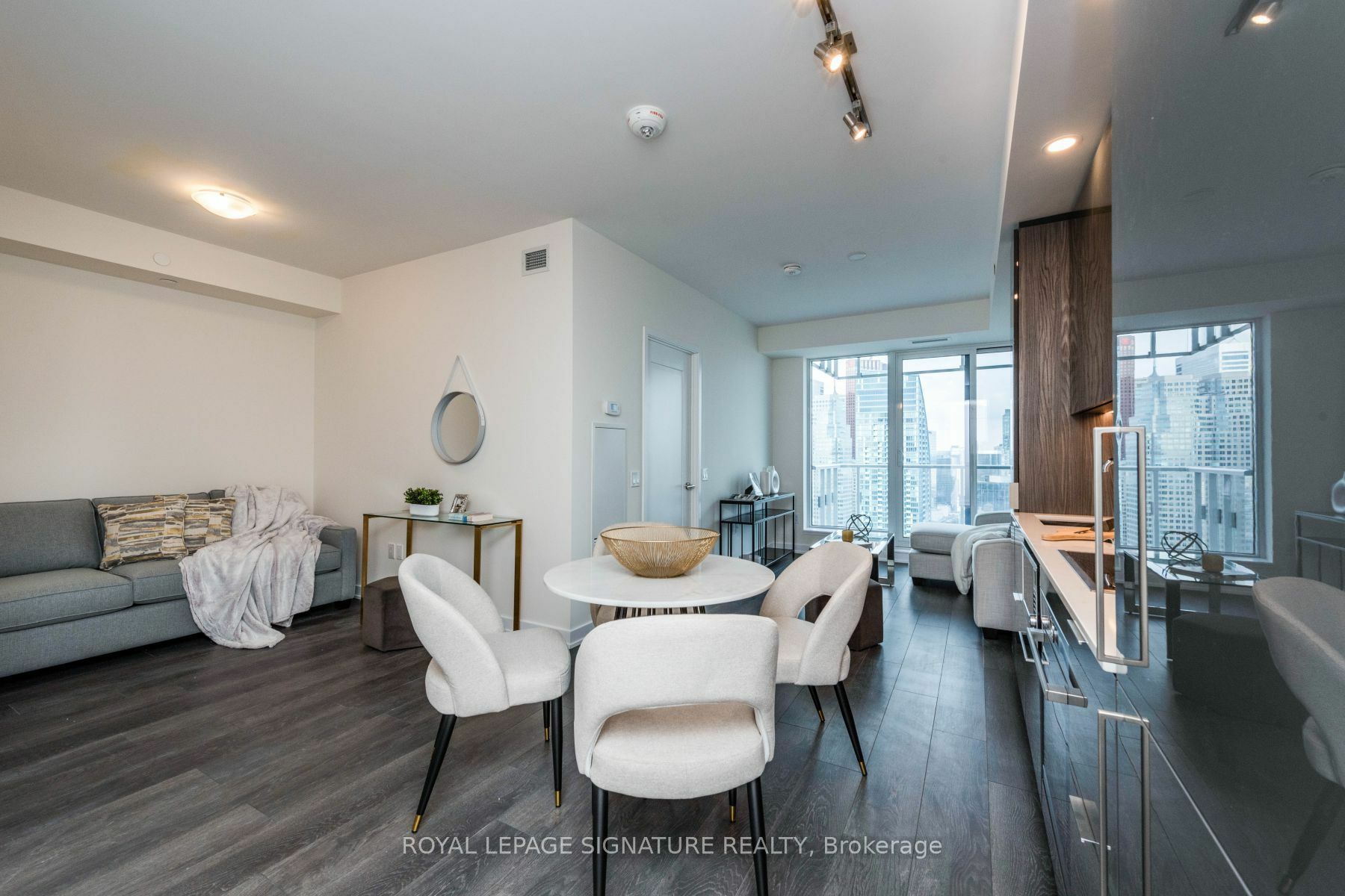 Property Photo:  28 Freeland St 5006  ON M5E 0E3 