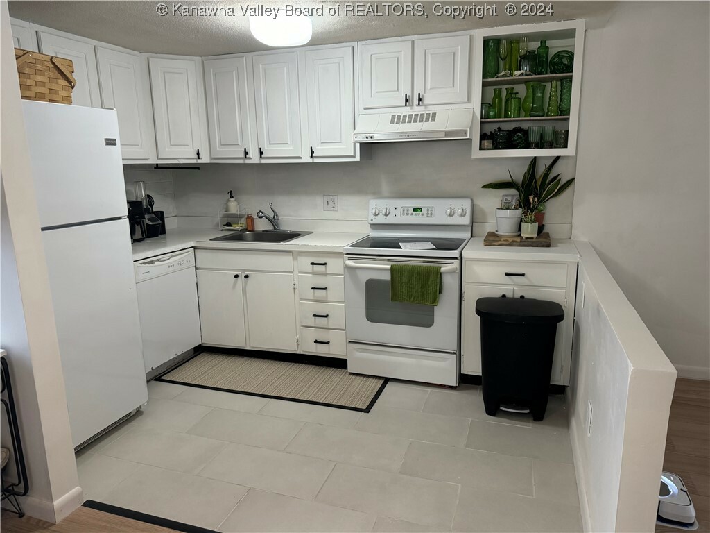 Property Photo: 2106 Kanawha Boulevard E 228 WV 25311