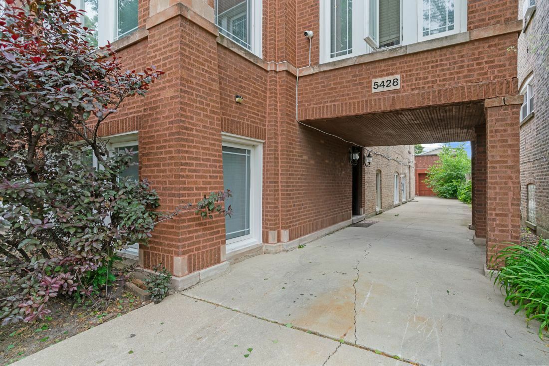 Property Photo:  5428 W Berteau Avenue 2  IL 60641 