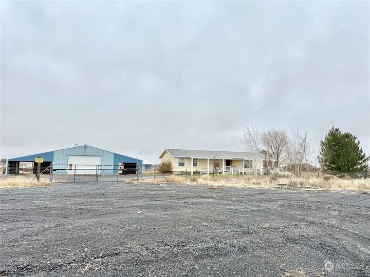 Property Photo: 7525 NE Rd D WA 98837