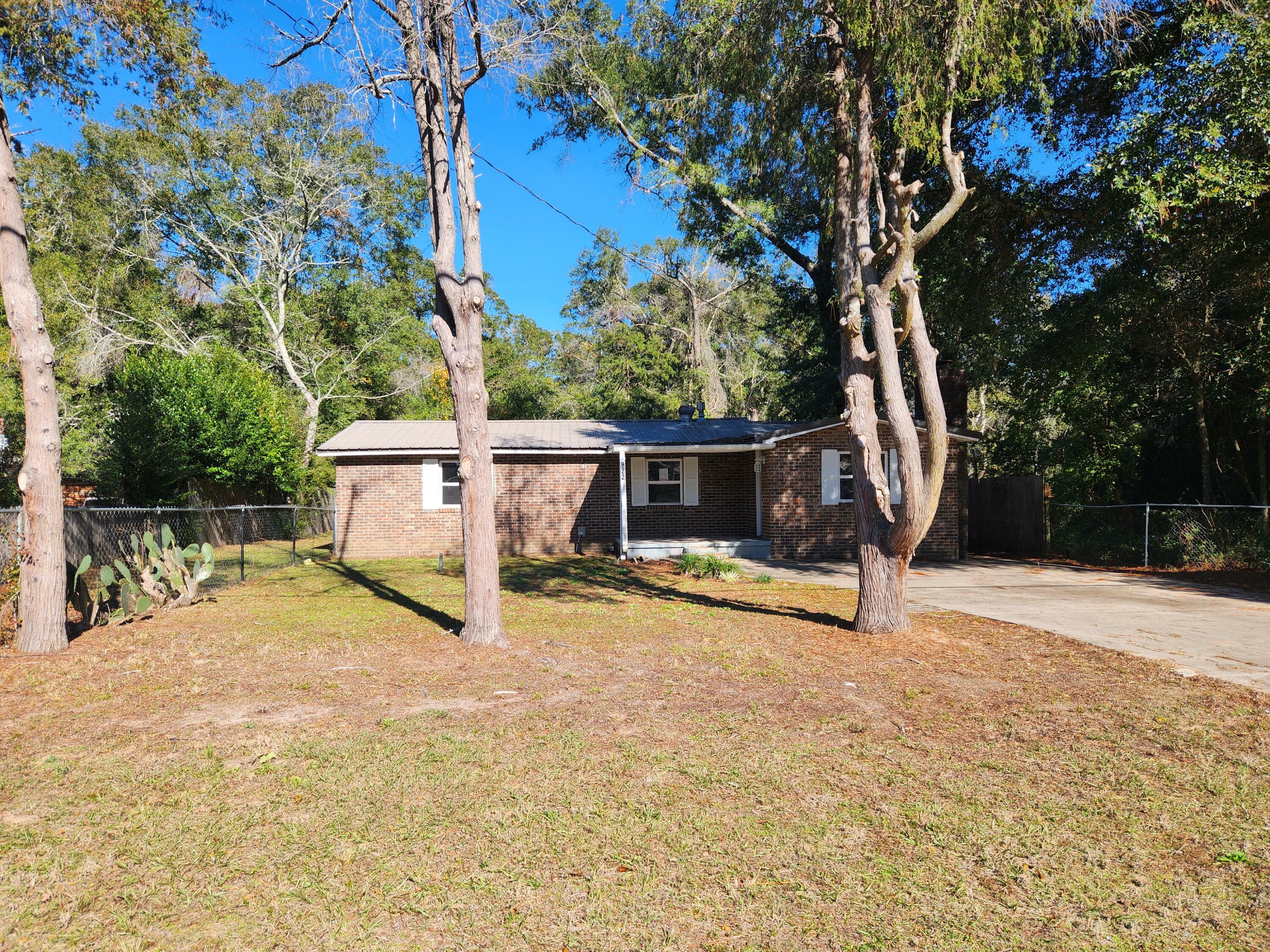 Property Photo:  922 E Chestnut Avenue  FL 32539 