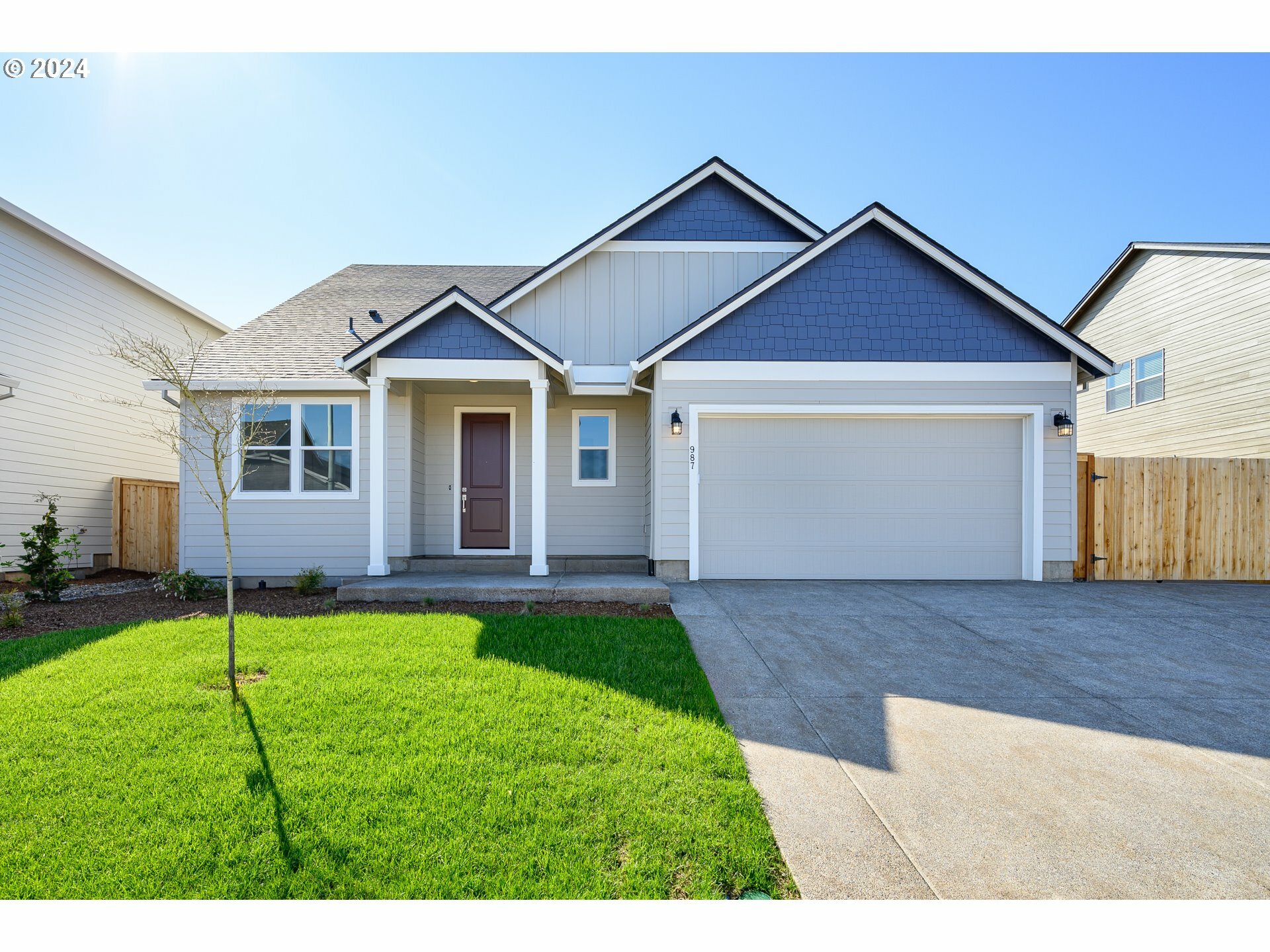 Property Photo: 701 Farmington Dr OR 97448