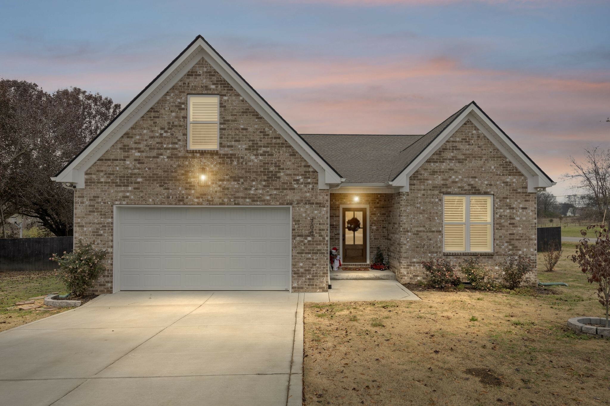 Property Photo:  700 Redwood Cir  TN 38401 