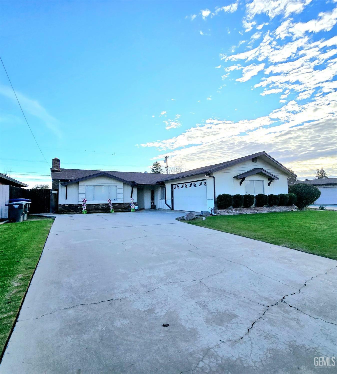 Property Photo: 2801 Cambria Avenue CA 93304