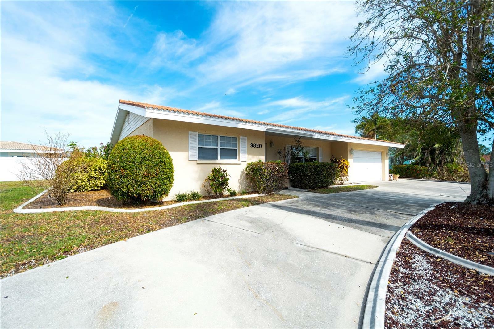 Property Photo:  9820 Royal Palm Drive  FL 34210 