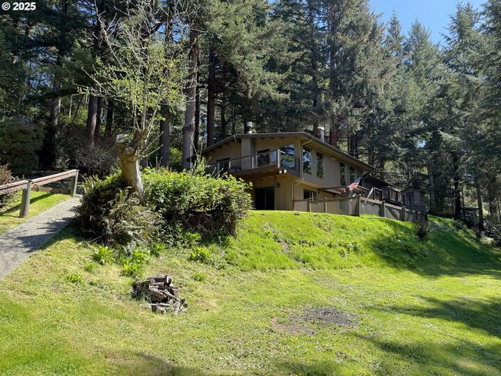 Property Photo: 70772 Majestic Shores Rd OR 97459