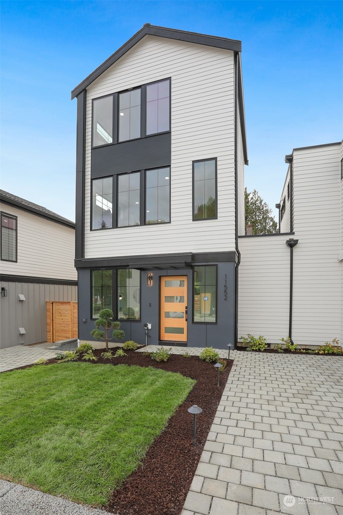 Property Photo:  2117 B N 117th Street  WA 98133 