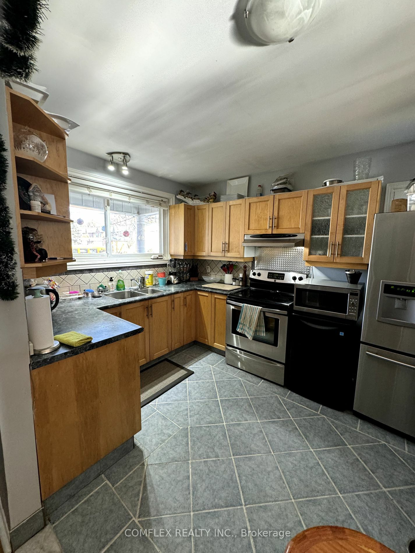 Property Photo:  309 Rossland Rd W  ON L1N 3H8 