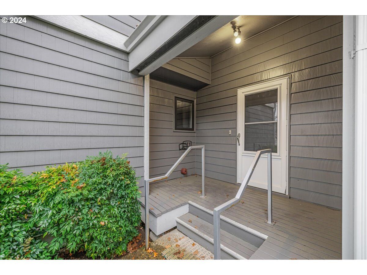 Property Photo: 700 SE Marion St D OR 97202