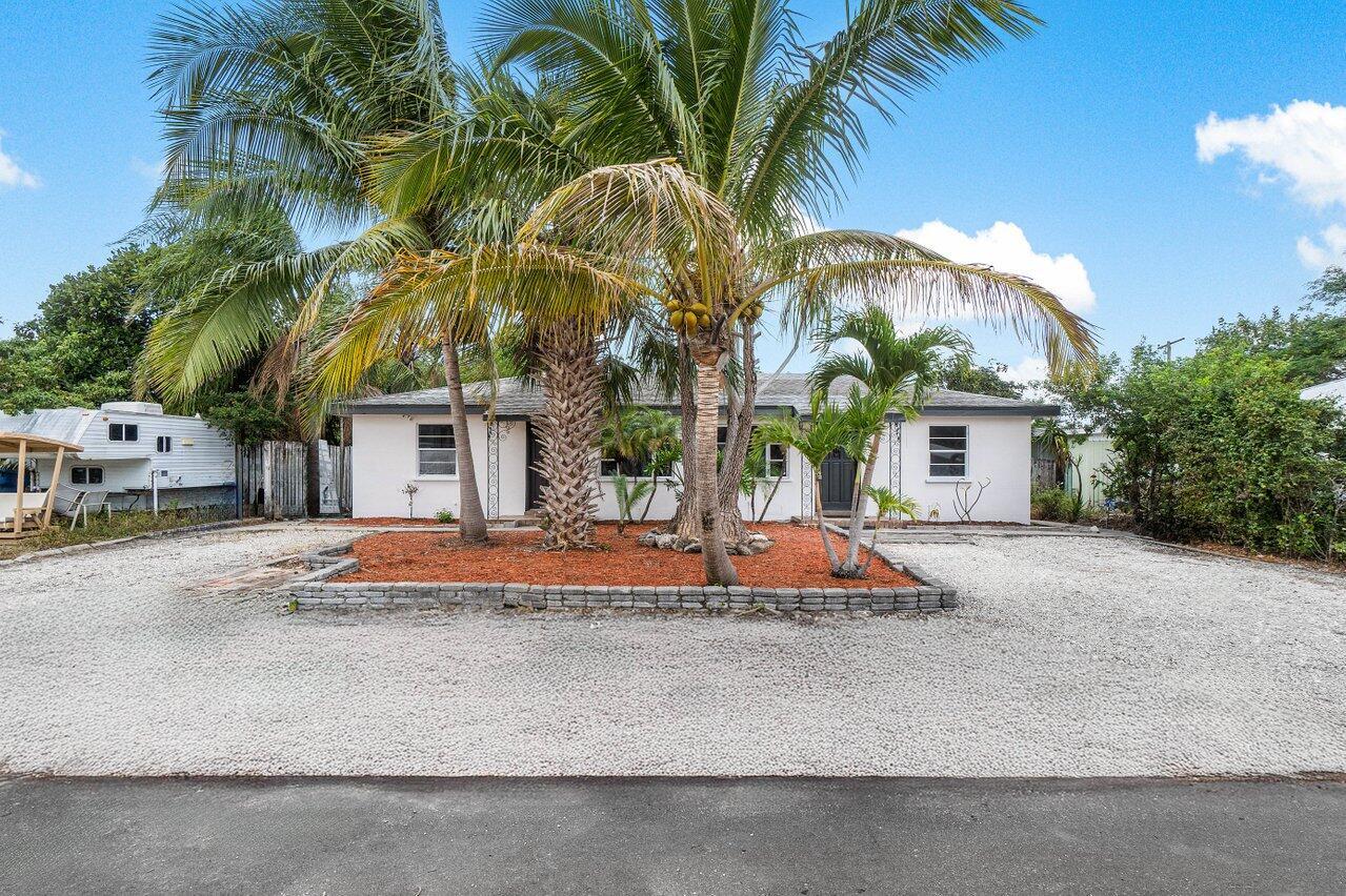 Property Photo: 703 W Palm Street E FL 33462