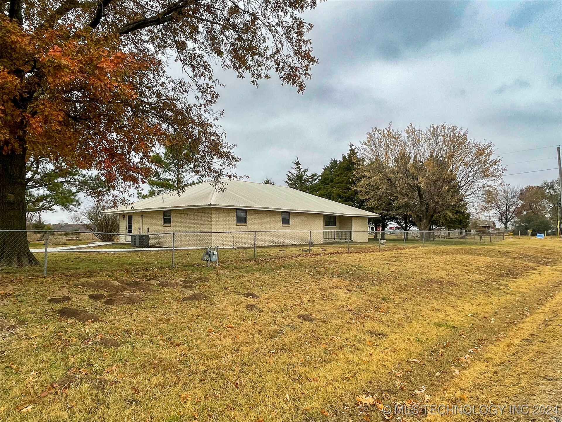 Property Photo:  75039 S 260 Road  OK 74467 