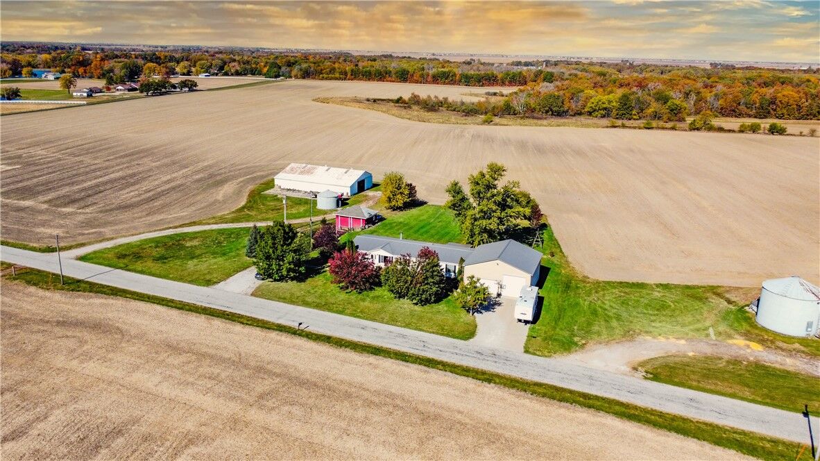 Property Photo:  405 County Road 1180N  IL 61938 