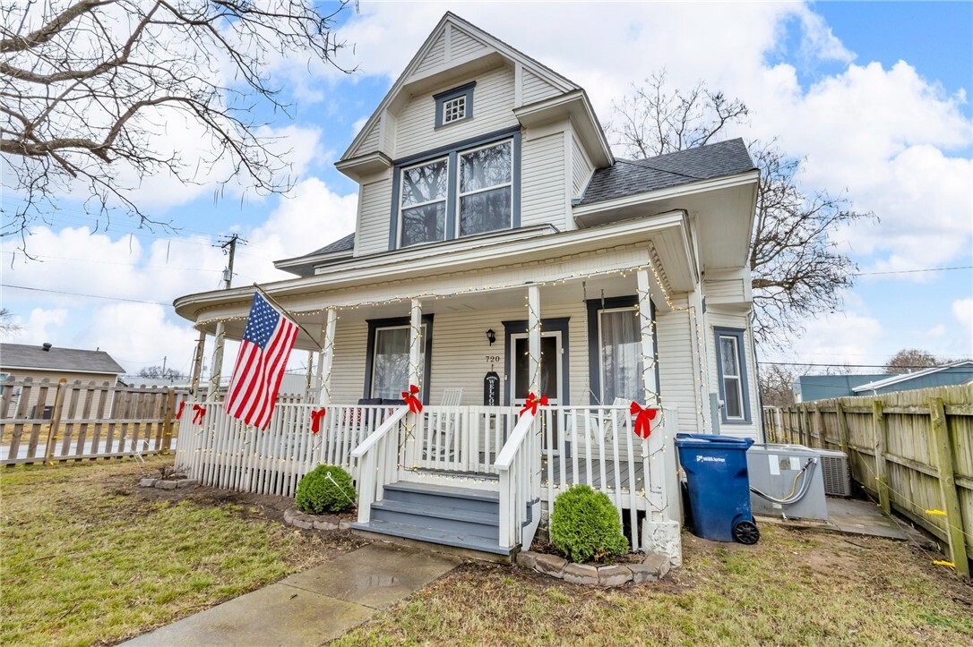 Property Photo:  720 E Delaware Street  AR 72761 