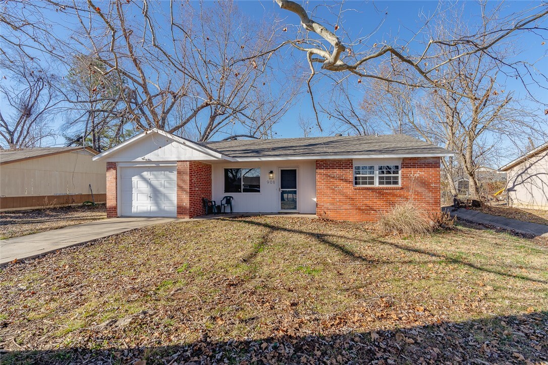 Property Photo:  908 N 30th Street  AR 72756 