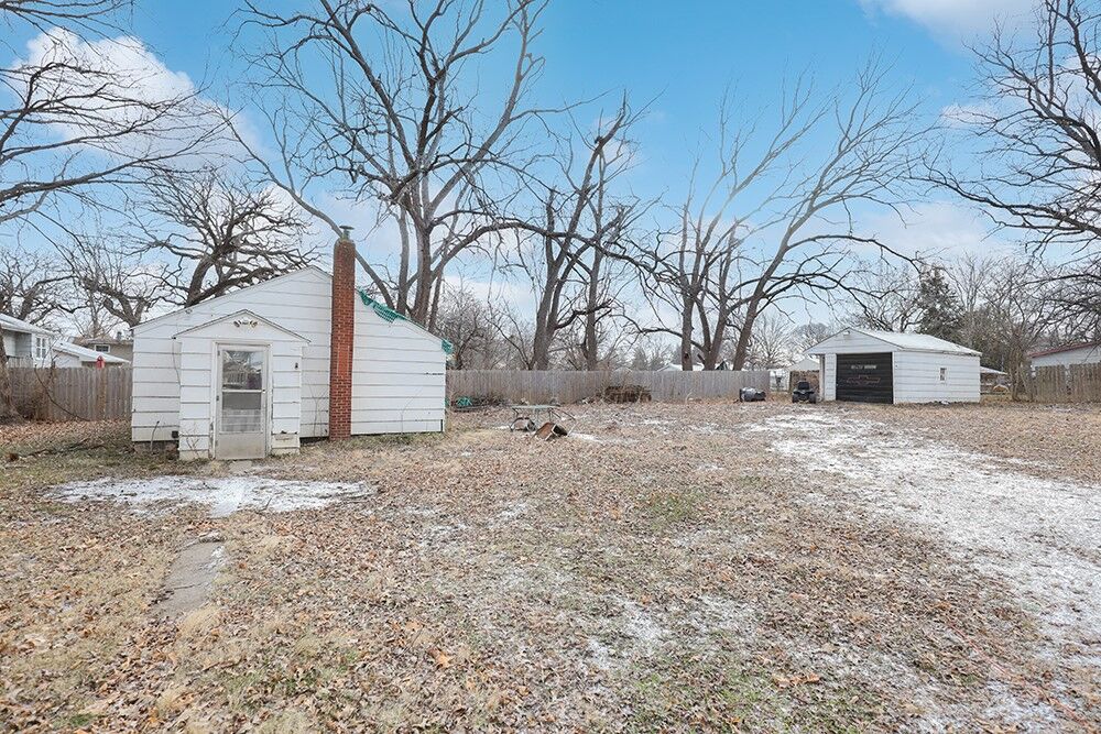 Property Photo: 1531 E Glenwood Drive IA 50320