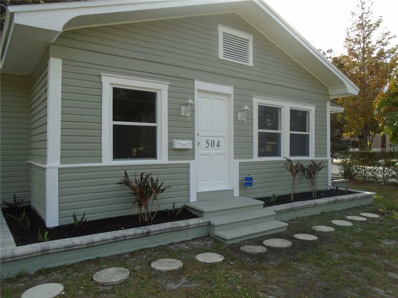 Property Photo:  504 4th Avenue E  FL 34208 